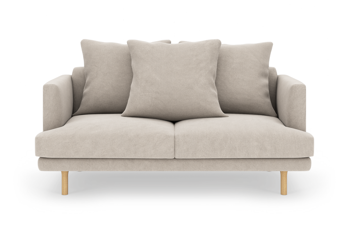 Beige 2-personers sofa med tre store ryghynder og træben, set lige forfra på hvid frilægning.