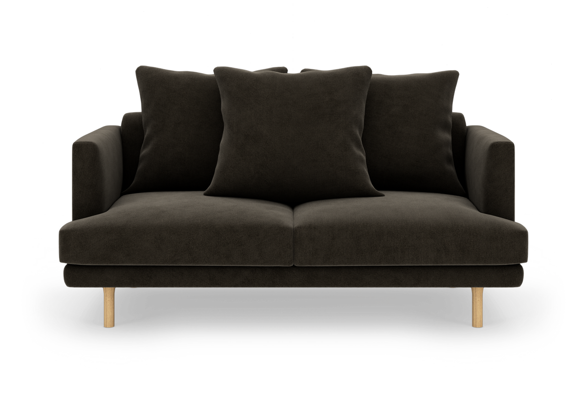 Mørk 2-personers sofa med tre ryghynder og lyse træben, set forfra mod hvid baggrund.