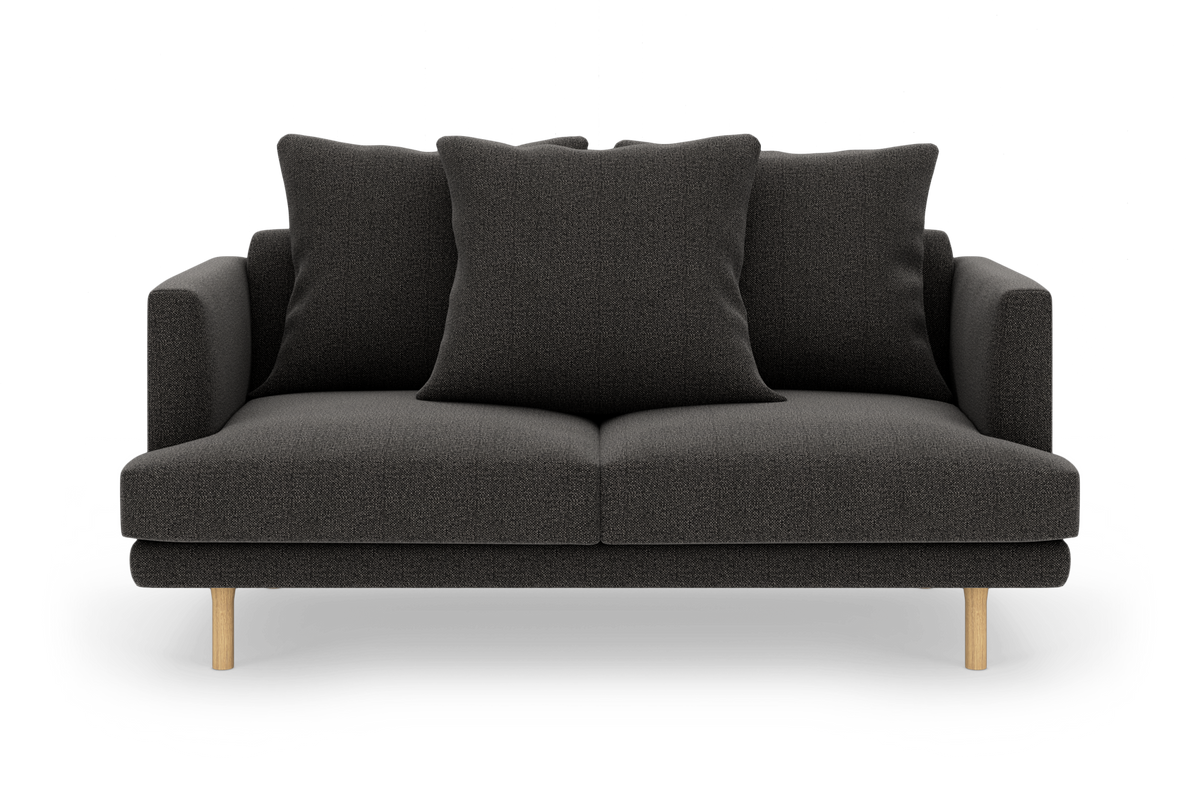 Mørkegrå 2-personers sofa med tre store ryghynder og lyse træben, set forfra på fritlagt baggrund.