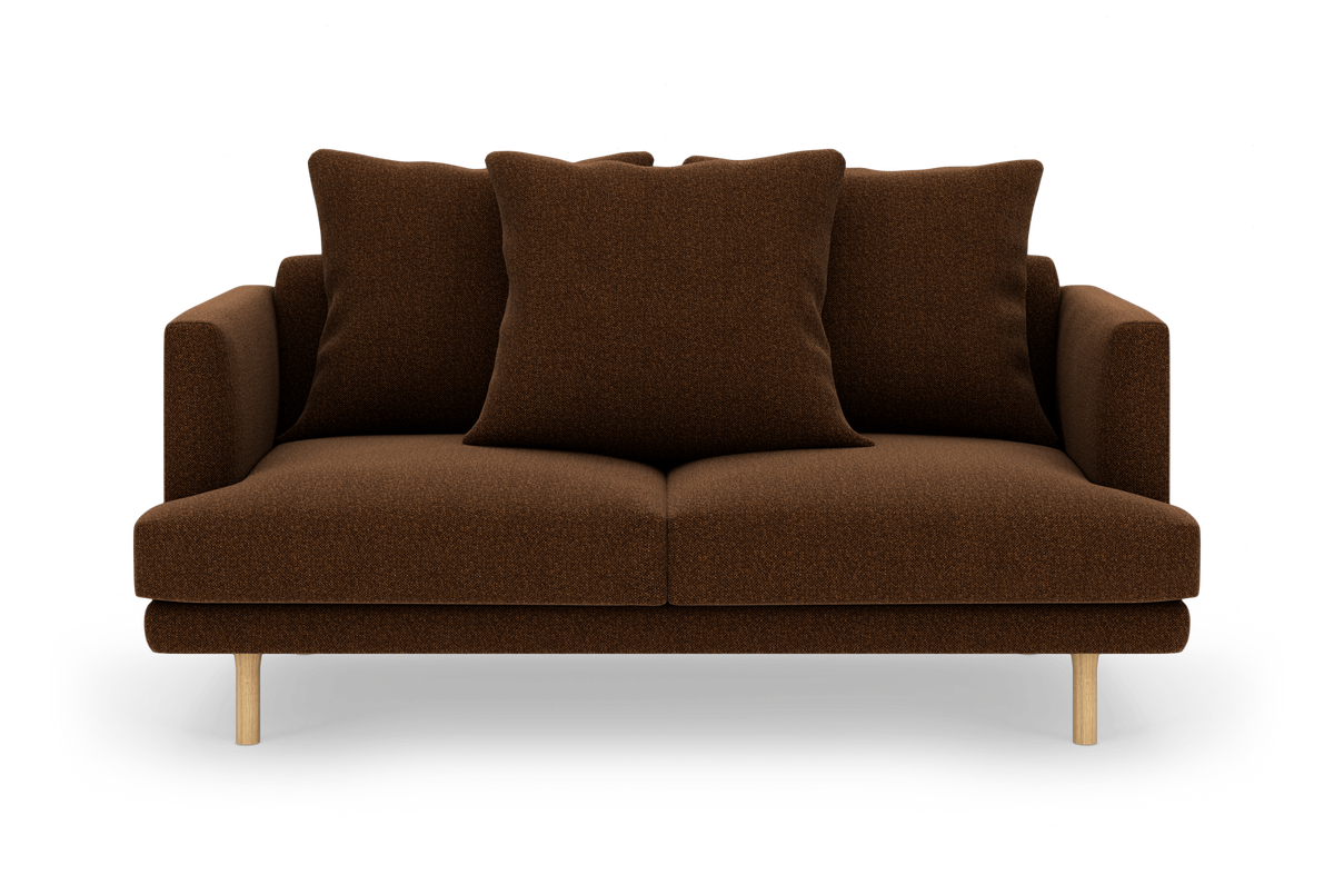 Brun 2-personers sofa med tre store puder og træben, fritlagt på hvid baggrund.