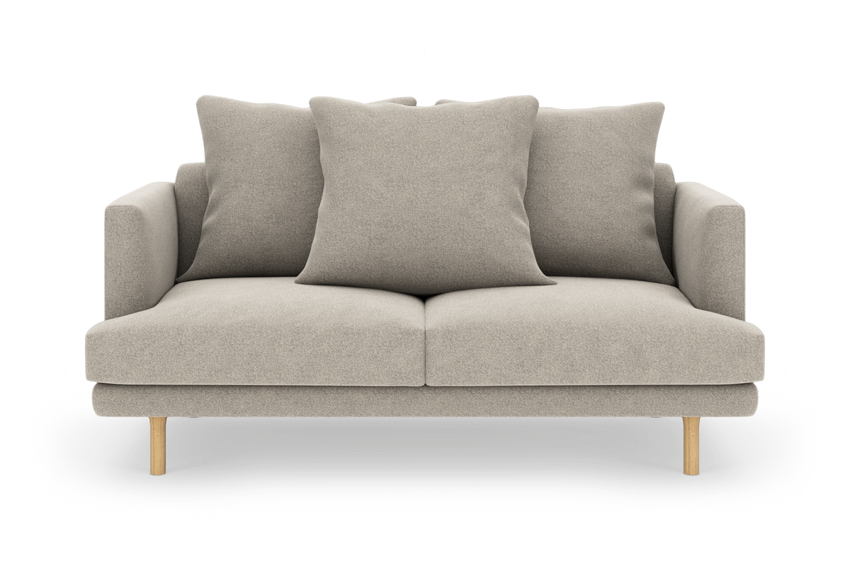 Beige 2-personers sofa med tre store ryghynder og lyse træben, fritlagt på hvid baggrund.