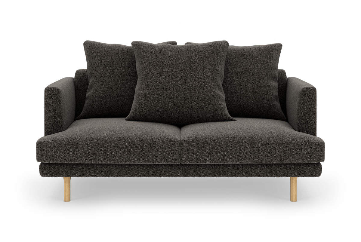 Mørkegrå 2-personers sofa med tre store puder og lyse træben, frilagt på hvid baggrund.