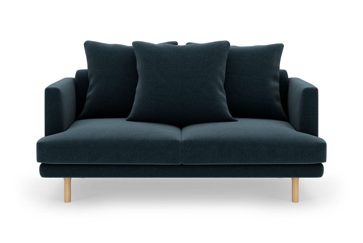 Mørkeblå 2-personers sofa med tre store ryghynder og lyse træben, set forfra på hvid baggrund.