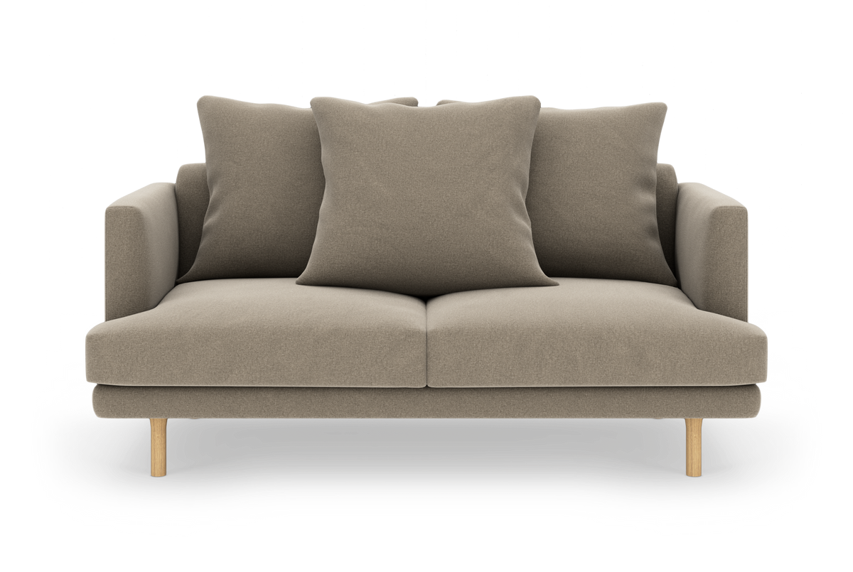 Beige 2-personers stofsofa med tre store rygpuder og lyse træben, fotograferet forfra mod hvid baggrund.