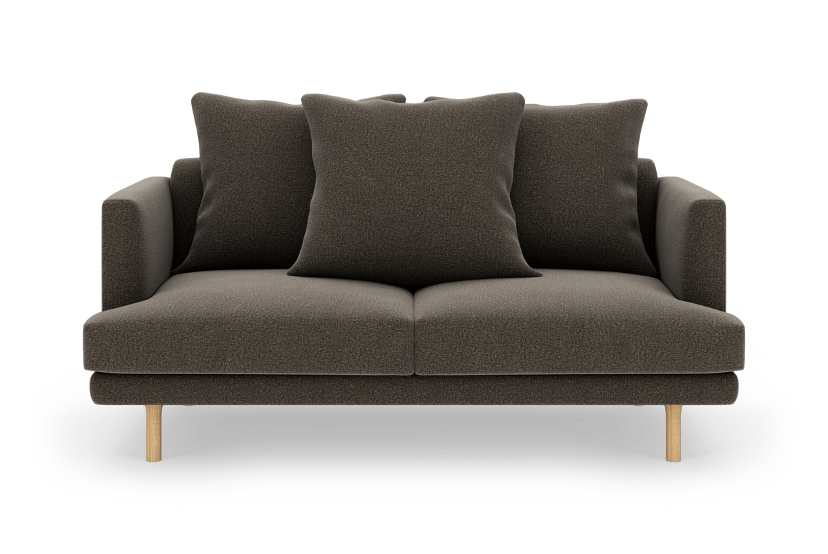 Mørkebrun 2-personers sofa med tre store ryghynder og lyse træben, frilagt på hvid baggrund.