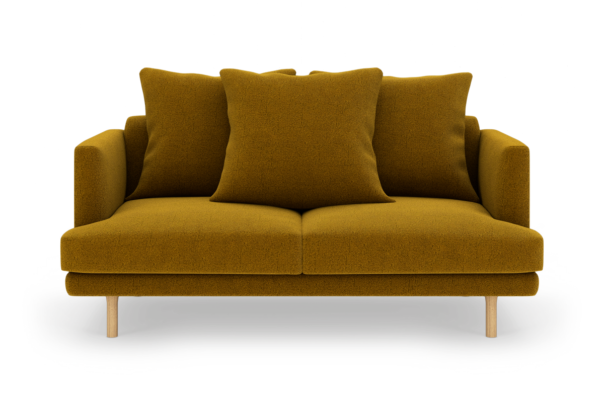 Sennepsgul 2-personers sofa med tre store pyntepuder og lyse træben, frilagt på hvid baggrund.