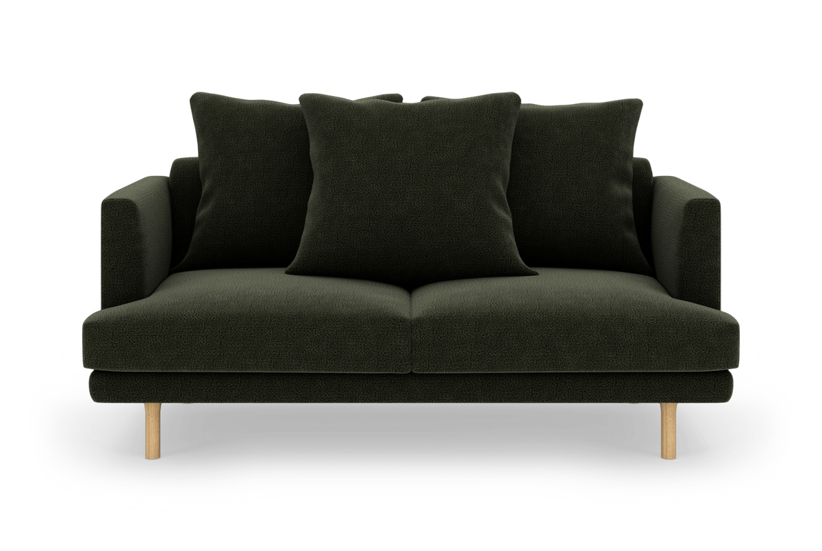 Mørkegrøn 2‑personers sofa med tre løse puder og lyse træben, set direkte forfra på hvid baggrund.