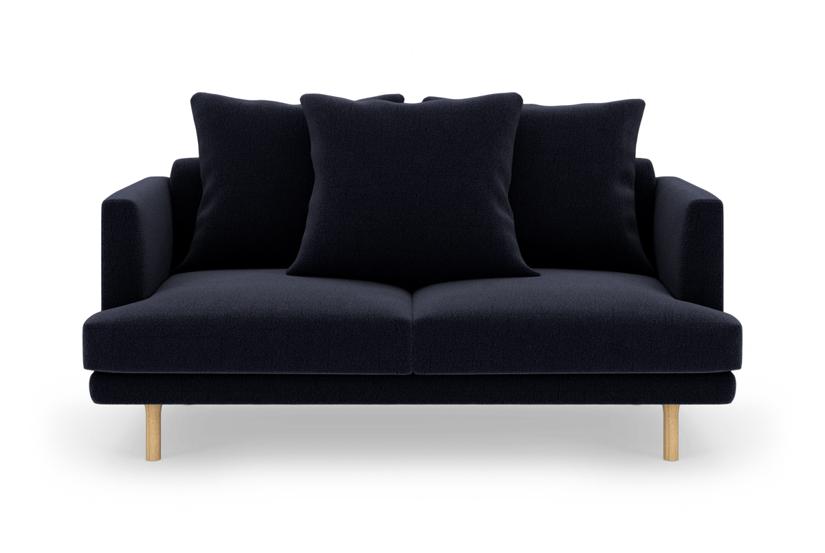 Mørkblå to-personers sofa med tre store rygpuder og lyse træben, frontvisning på hvid baggrund.