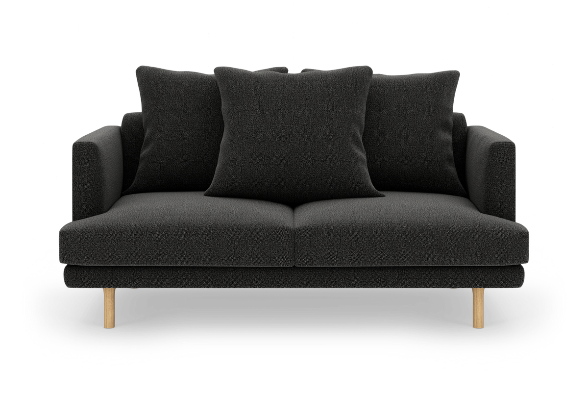 Mørkegrå 2-personers sofa med tre store rygpuder og lyse træben, frilagt på hvid baggrund.