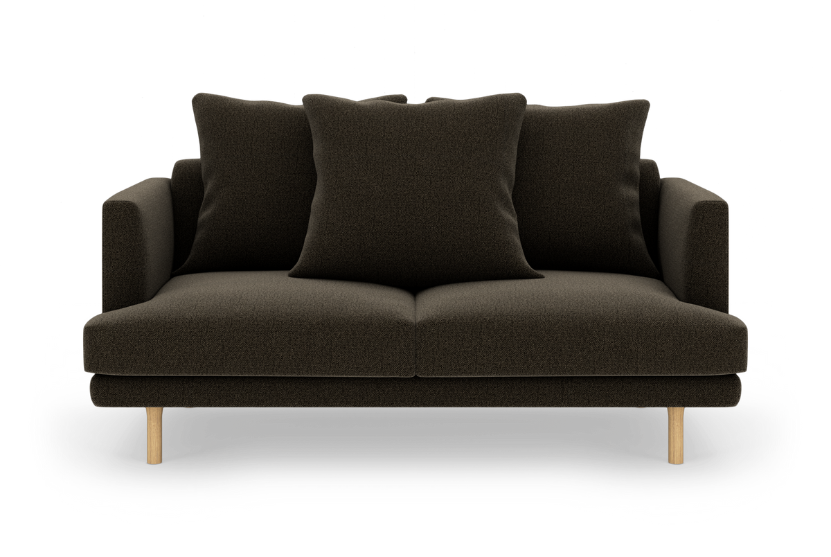 Mørkebrun 2-personers sofa i stof med tre løse puder og lyse træben, fotograferet lige forfra mod hvid studiobaggrund.
