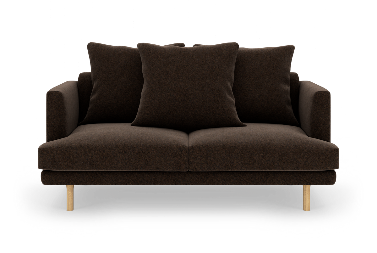 Mørkebrun 2-personers sofa med tre store ryghynder og lyse træben, fritlagt forfra.