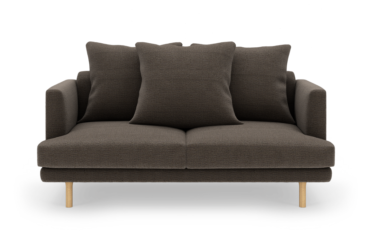 Brun 2-personers sofa med tre store puder og lyse træben, fotograferet forfra i studie mod hvid baggrund.