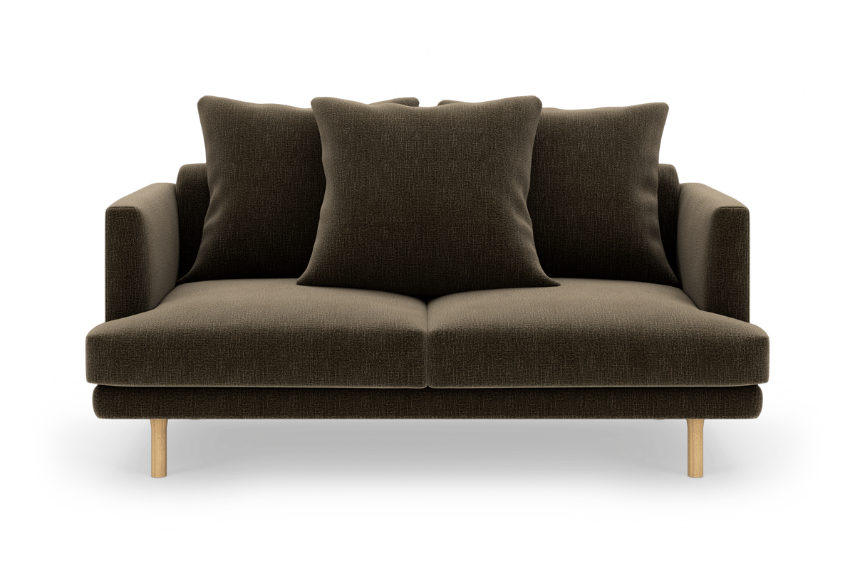 Brun 2-personers sofa med tre puder og træben, fritlagt på hvid baggrund.