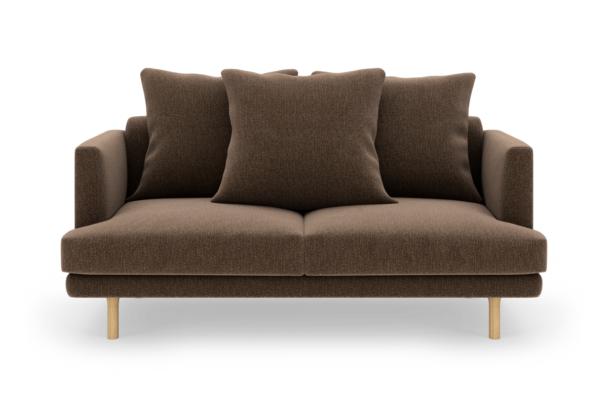 Brun 2-personers sofa med tre store puder og lyse træben, frilagt på hvid baggrund.