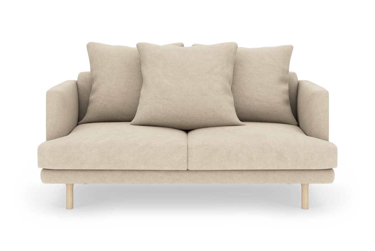 Beige 2-personers sofa med tre løse puder og lyse træben, set lige forfra.