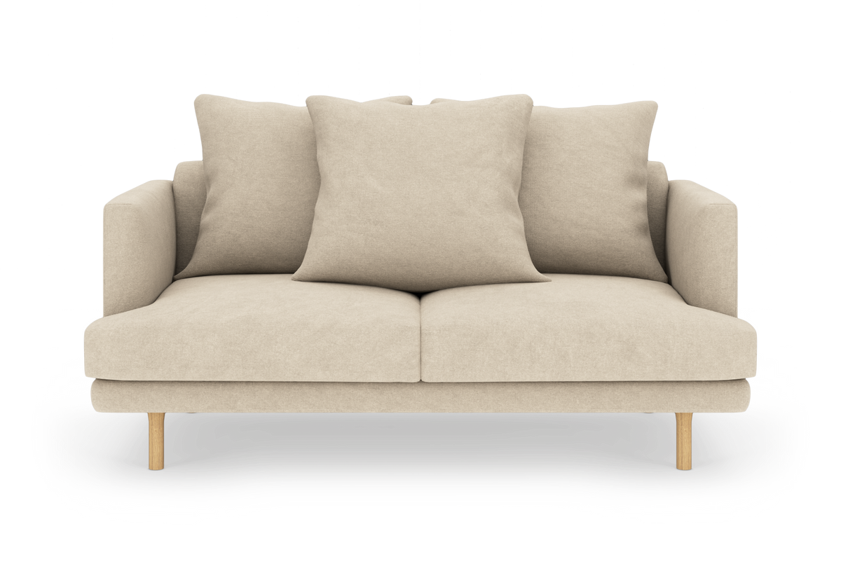Beige 2-personers sofa med tre store ryghynder og lyse træben, fritlagt på hvid baggrund.