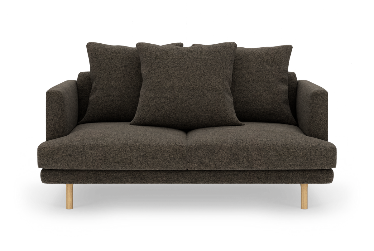 Mørkebrun 2-personers sofa med tre løse ryghynder og runde træben, frilagt på hvid baggrund.