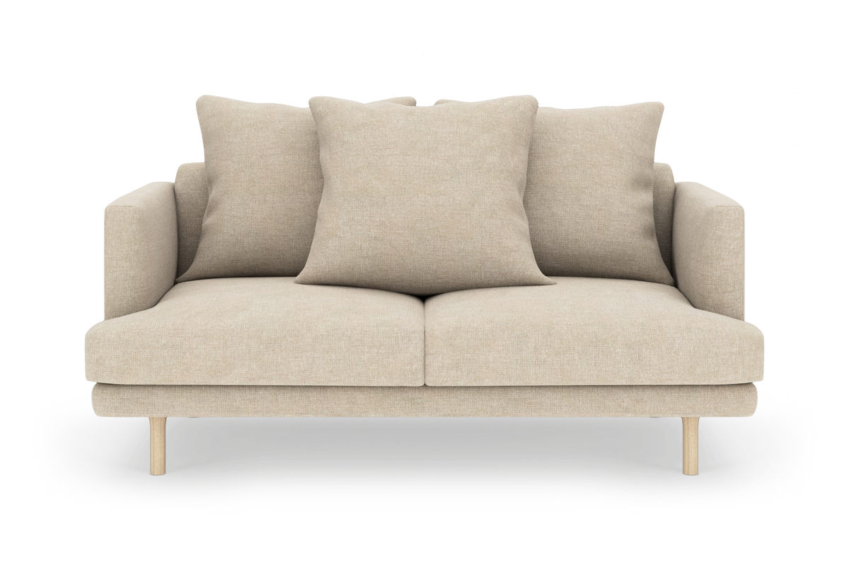 Beige 2-personers sofa med tre store puder og træben, frilagt på hvid baggrund.