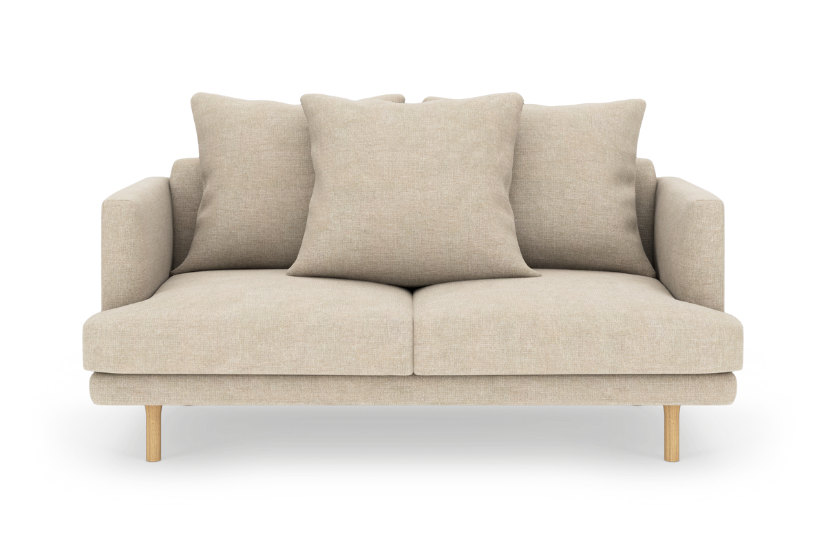 Beige 2-personers sofa med tre store ryghynder og lyse træben, frilagt på hvid baggrund.