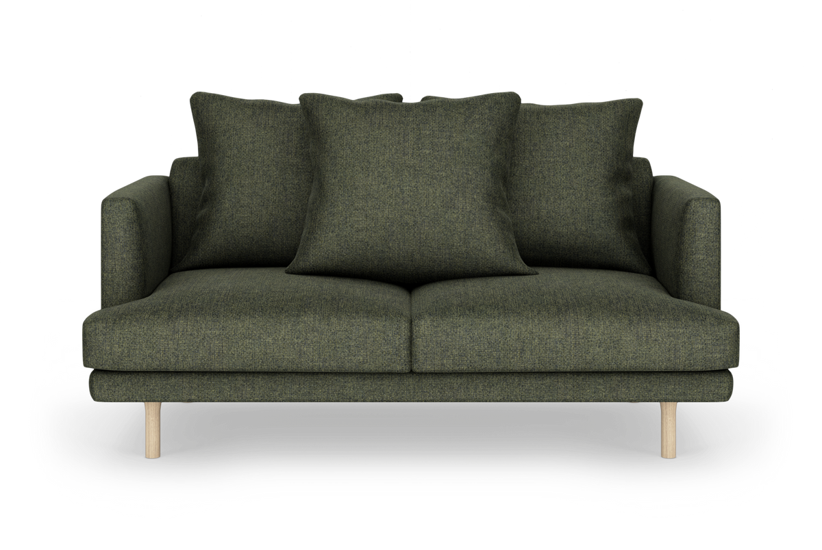 Grøn 2-personers sofa med tre store pudehynder og lyse træben, frontvisning på hvid baggrund.
