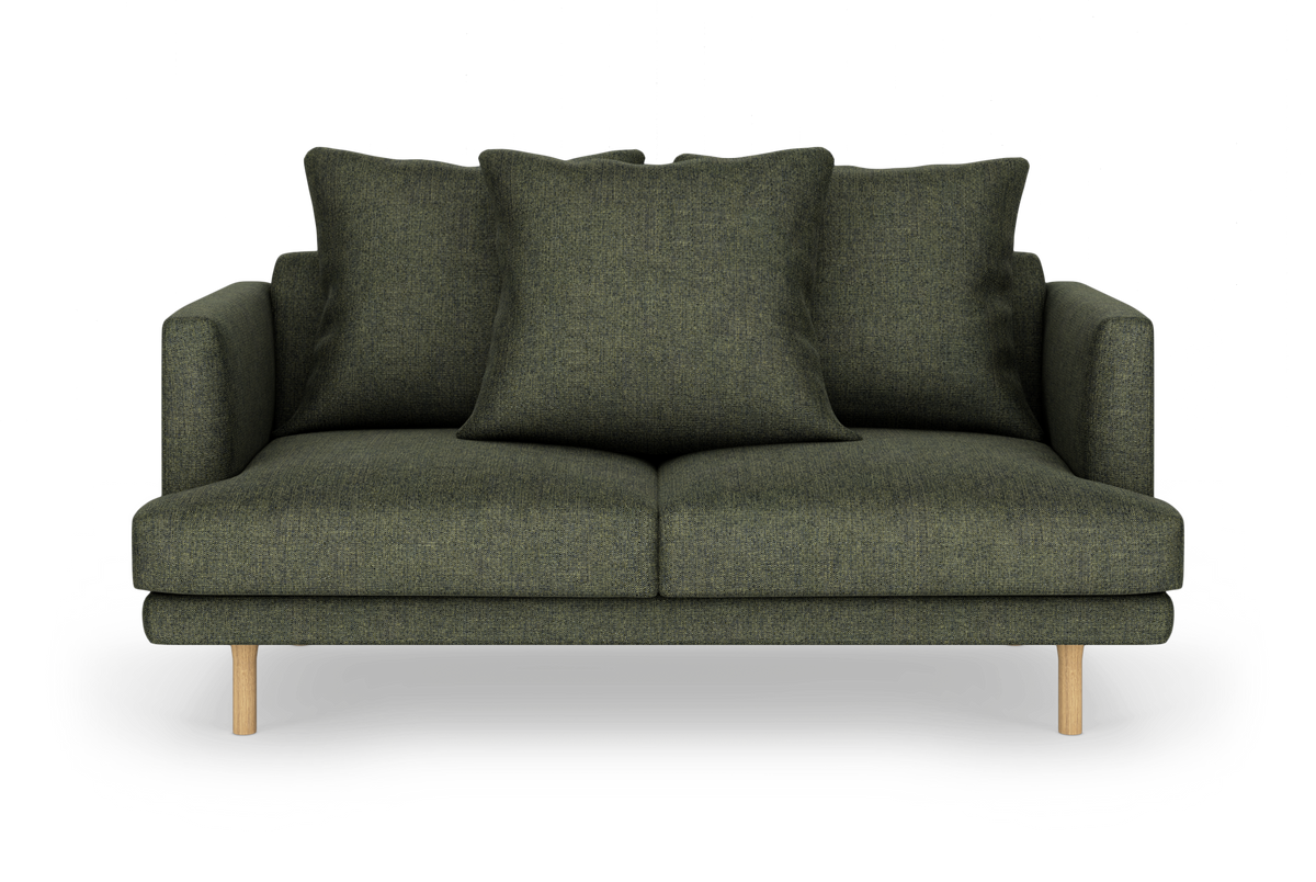 Grøn 2-personers sofa med tre store puder og lyse træben, set forfra.