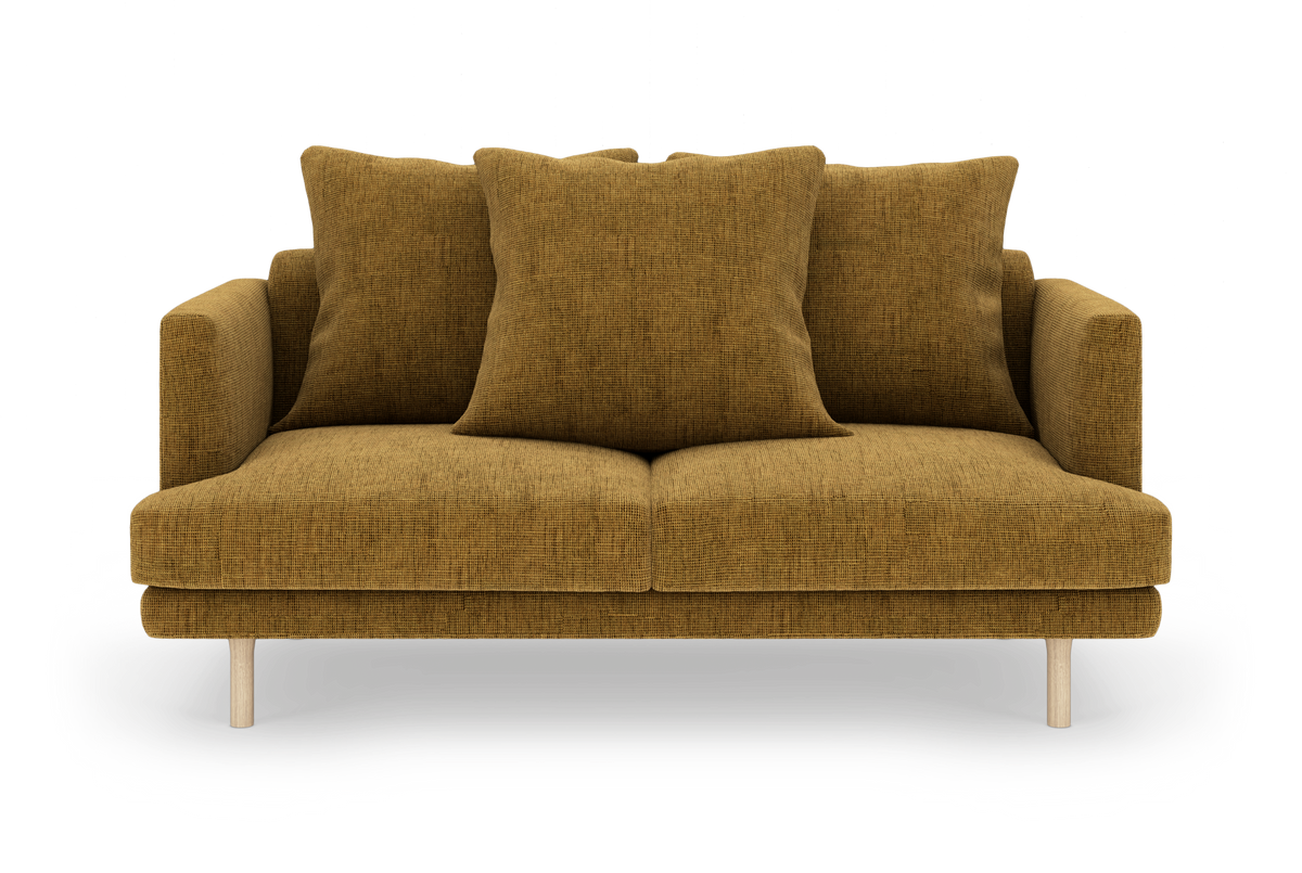 Sennepsgul 2-personers sofa med tre store ryghynder og lyse træben, frontvisning på hvid baggrund.