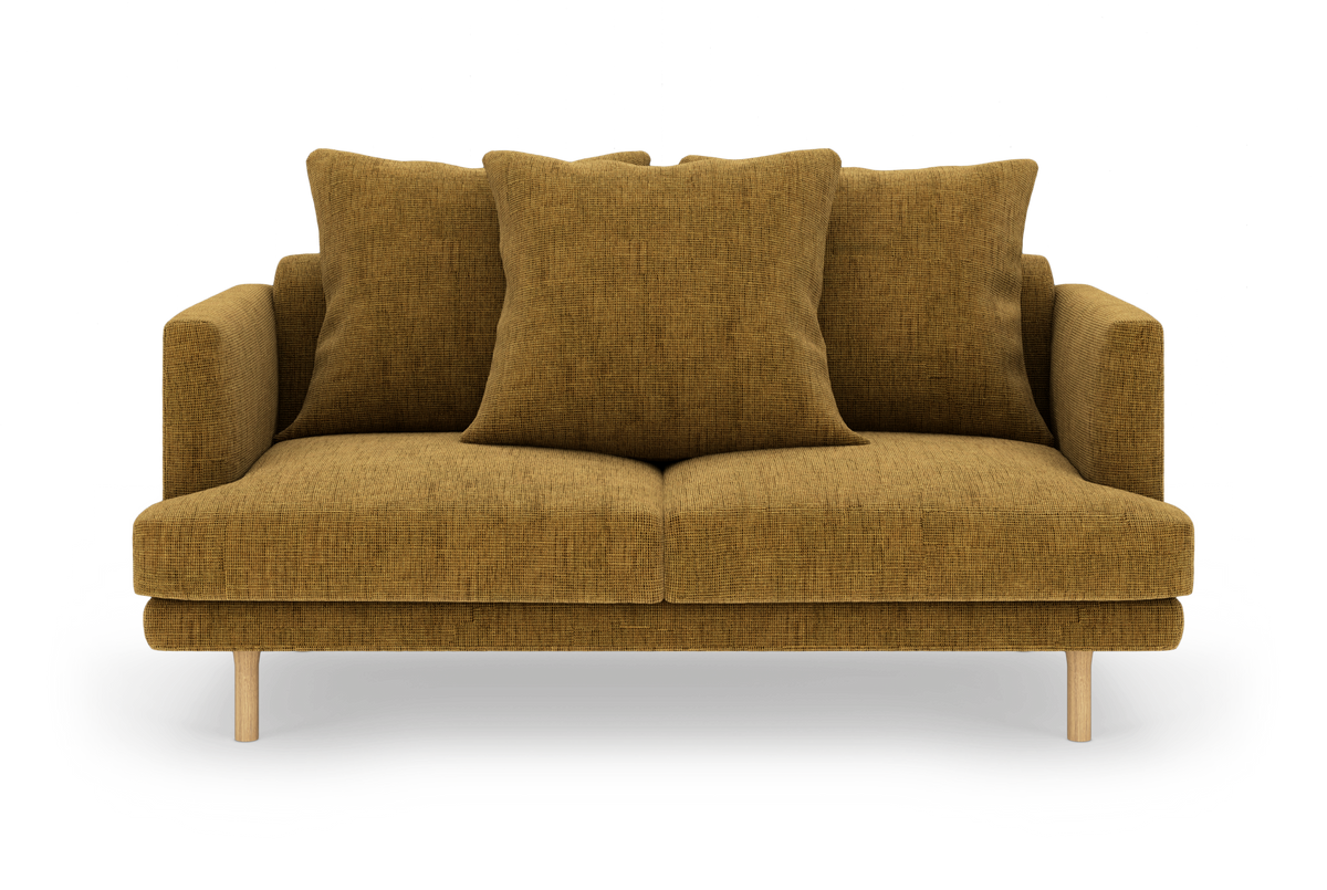 Sennepsgul 2-personers sofa med tre store puder og træben, set lige forfra på hvid studiebaggrund.