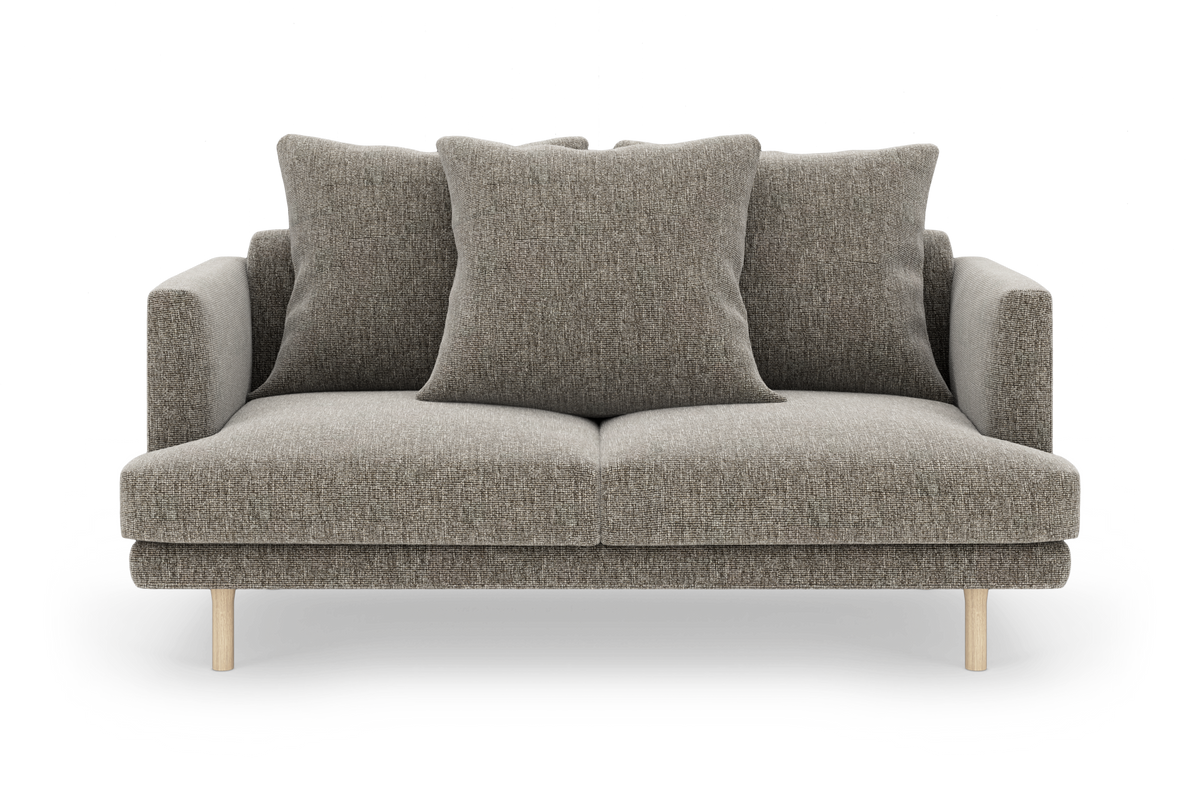 Grå 2‑personers sofa med tre puder og lyse træben, frilagt på hvid baggrund.