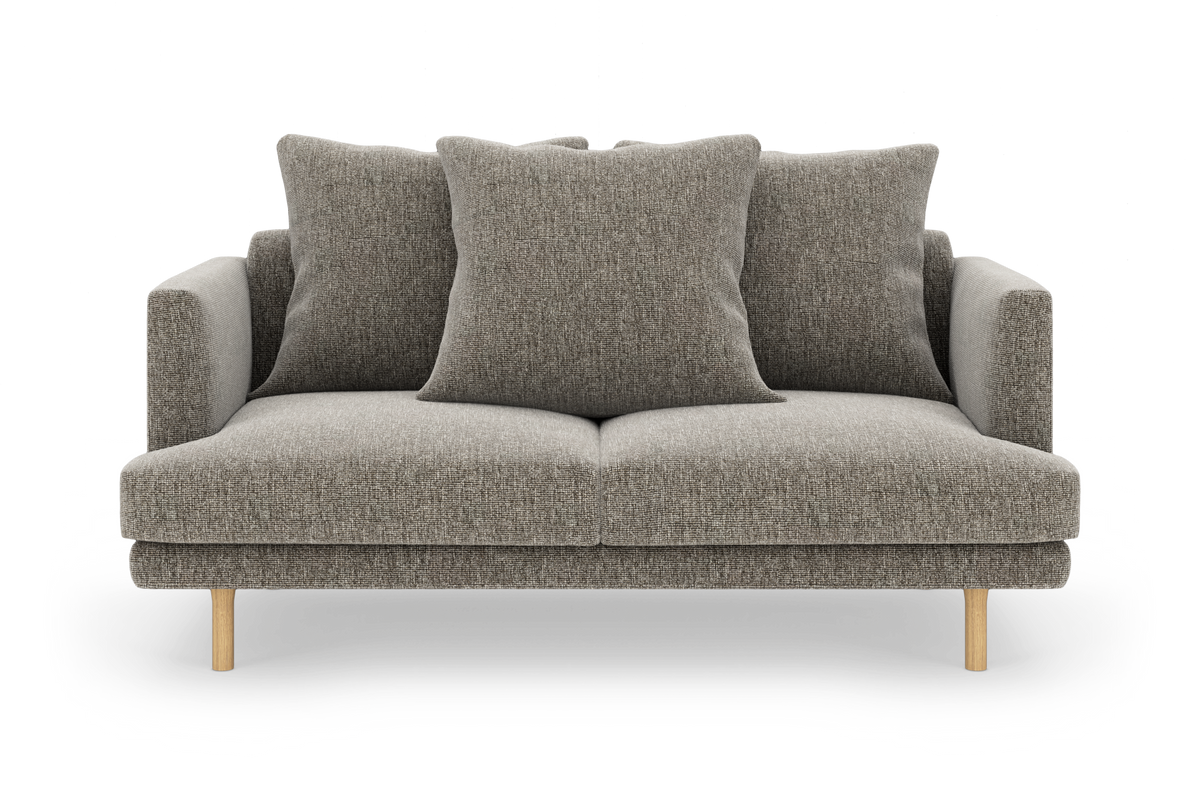 Grå to-personers sofa med tre løse ryghynder og træben, frilagt på hvid baggrund.