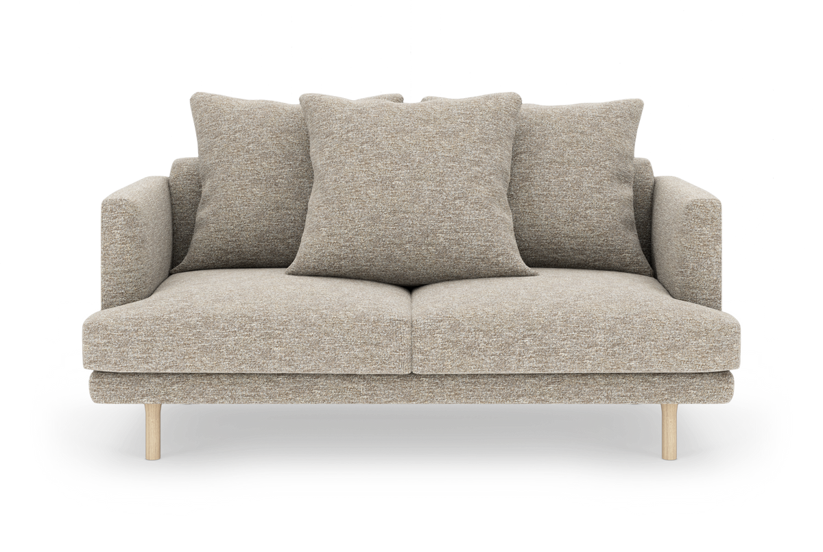Beige 2-personers sofa med tre løse ryghynder og lyse træben, frilagt på hvid baggrund set lige forfra.