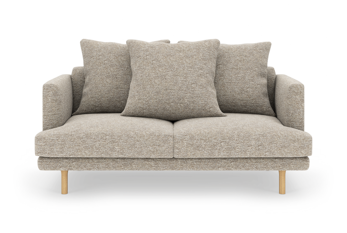 Beige 2-personers stofsofa med tre løse ryghynder og træben, set forfra mod hvid baggrund.