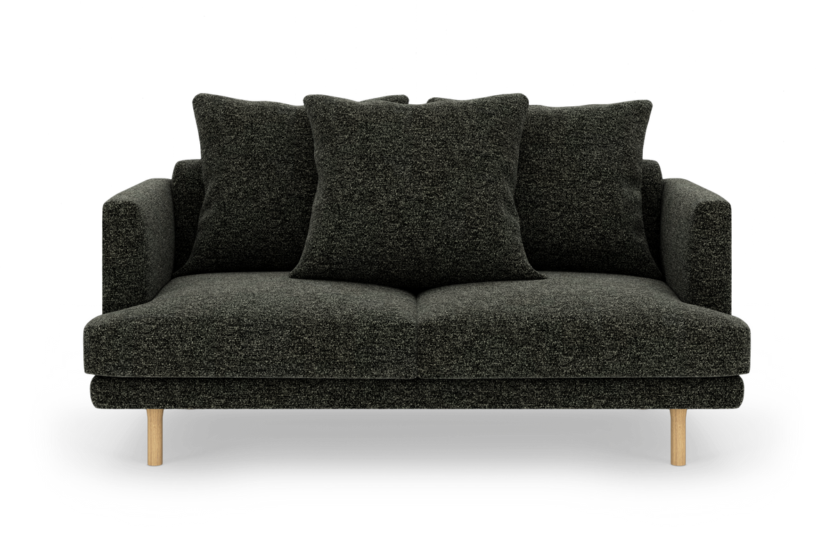 Mørkegrå 2-personers sofa med tre store firkantede puder og lyse træben, fotograferet lige forfra mod hvid baggrund.