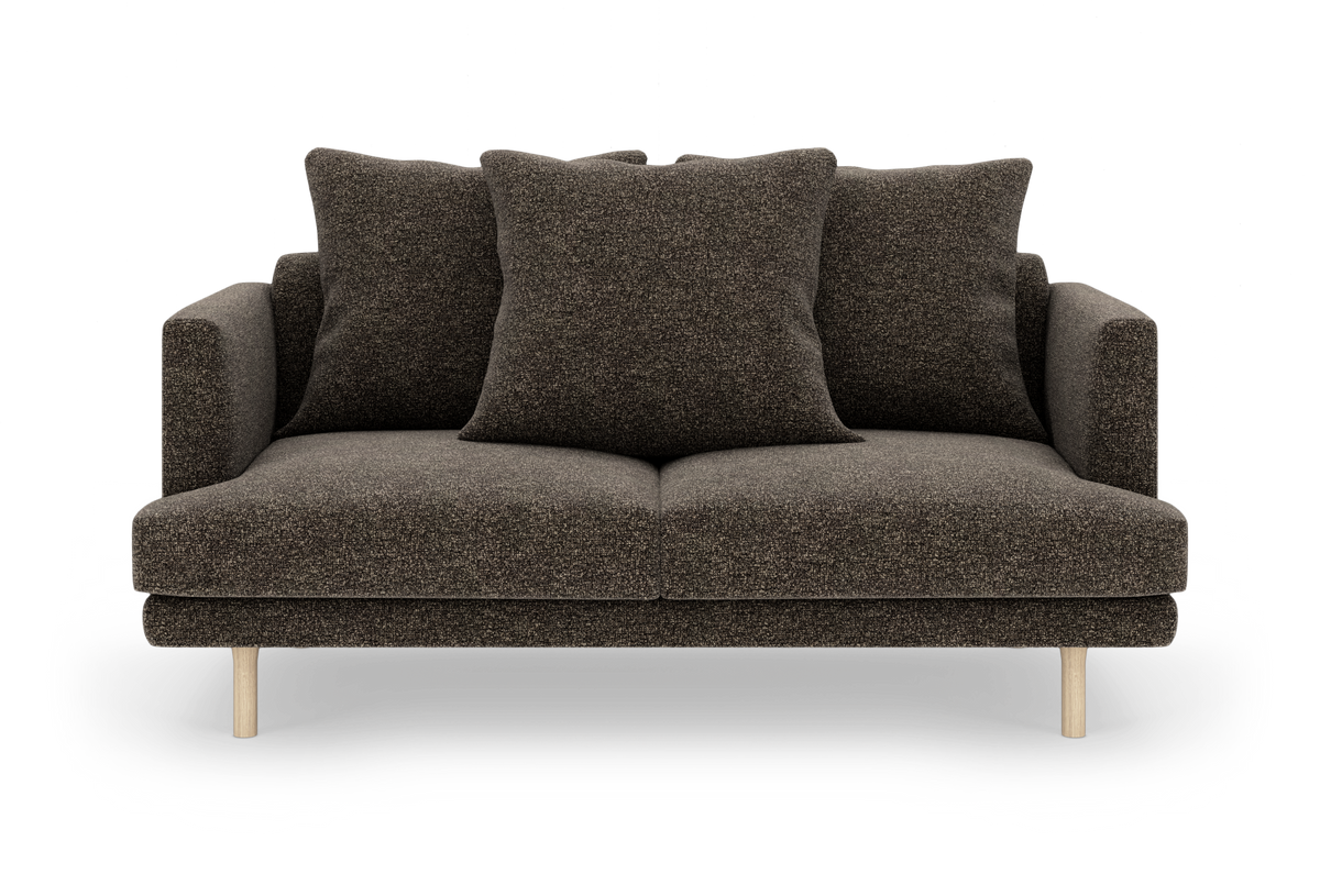 Brun tosædet sofa med tre store ryghynder og lyse træben, frilagt på hvid baggrund.