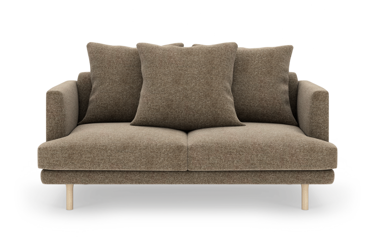 Brun 2-personers sofa med tre store rygpuder og træben, frilagt på hvid baggrund.