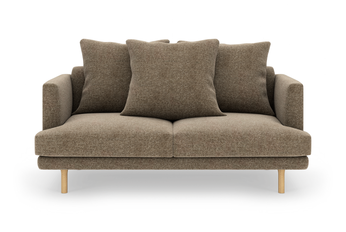 Brun to-personers sofa med tre store puder og træben, frilagt på hvid baggrund.