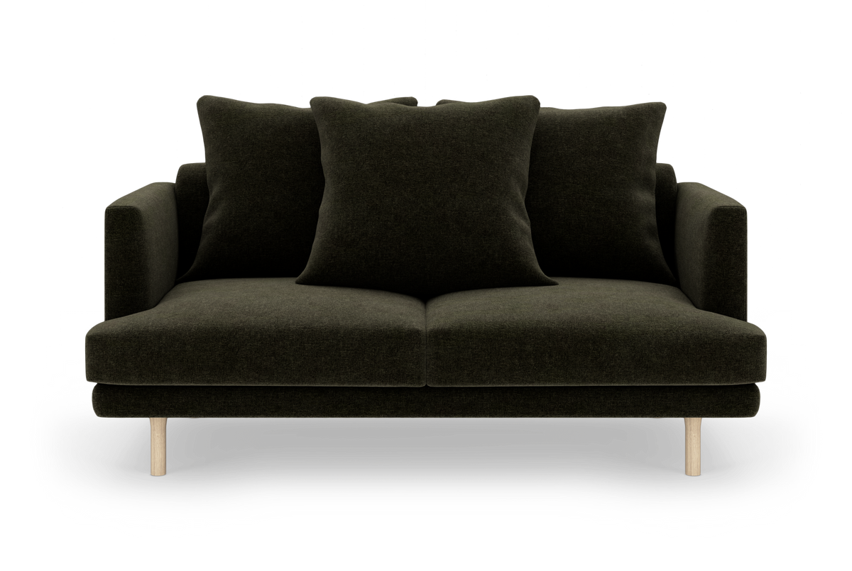 Mørkegrøn 2-personers sofa med tre løse puder og lyse træben, fritlagt mod hvid baggrund, set forfra.