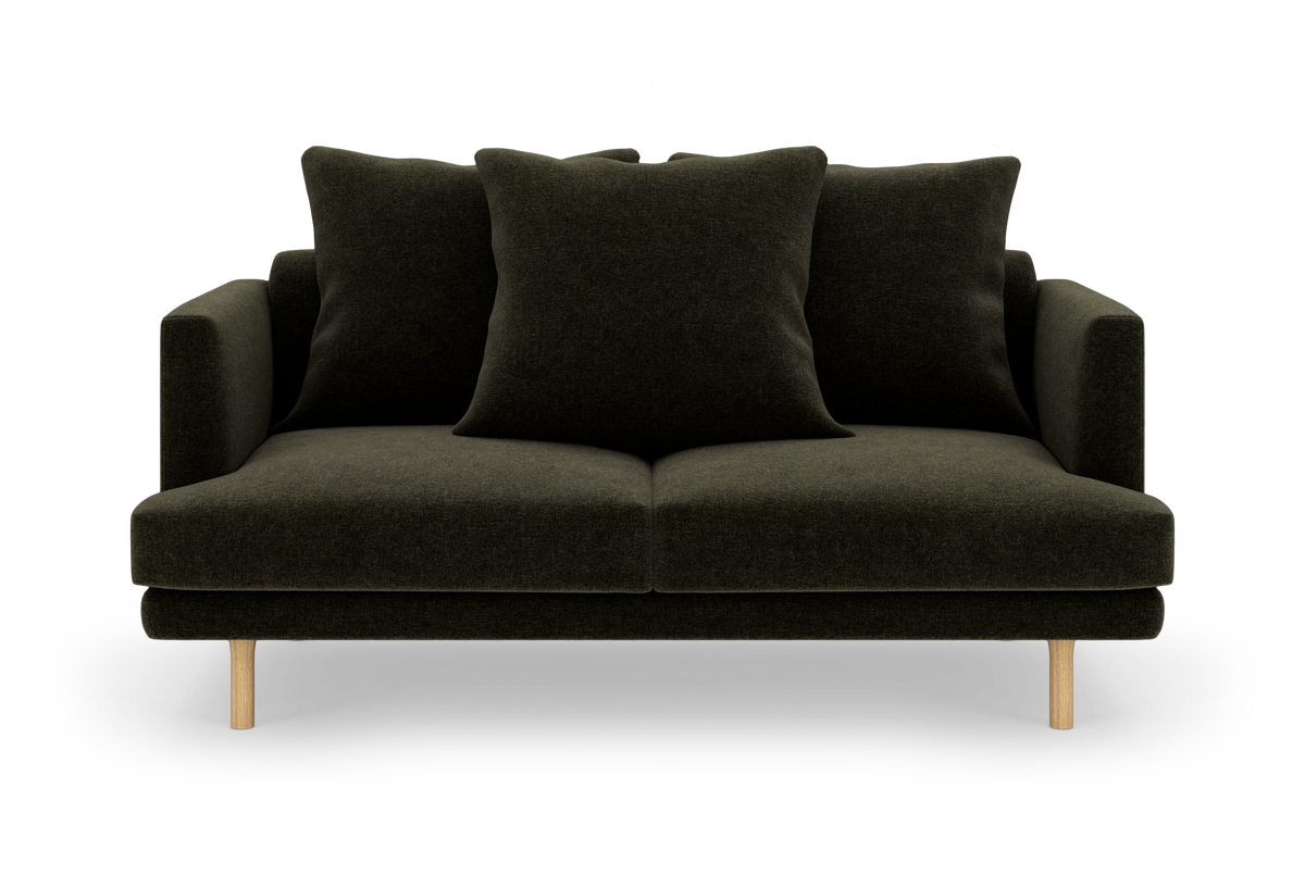 Mørkegrøn 2-personers sofa med tre store ryghynder og lyse træben, frilagt på hvid baggrund.