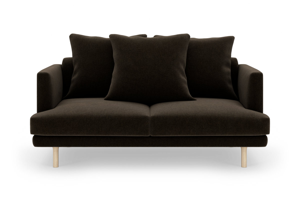 Mørkebrun 2-personers sofa med tre store ryghynder og lyse træben, frilagt på hvid baggrund.