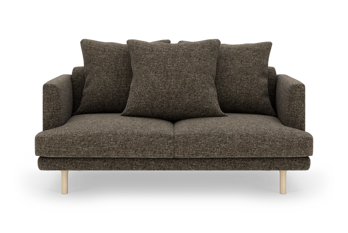Brun 2-personers sofa med tre store puder og lyse træben i frontvisning.