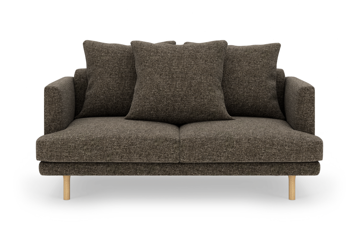 To-personers sofa i mørkebrun meleret tekstil med tre store ryghynder og træben, fotograferet lige forfra.