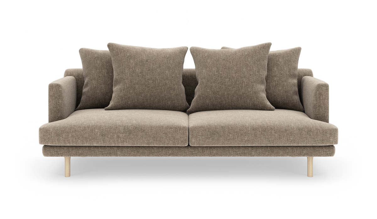 Beigefarvet 2-personers sofa med fire store puder og slanke træben, frilagt mod hvid baggrund.