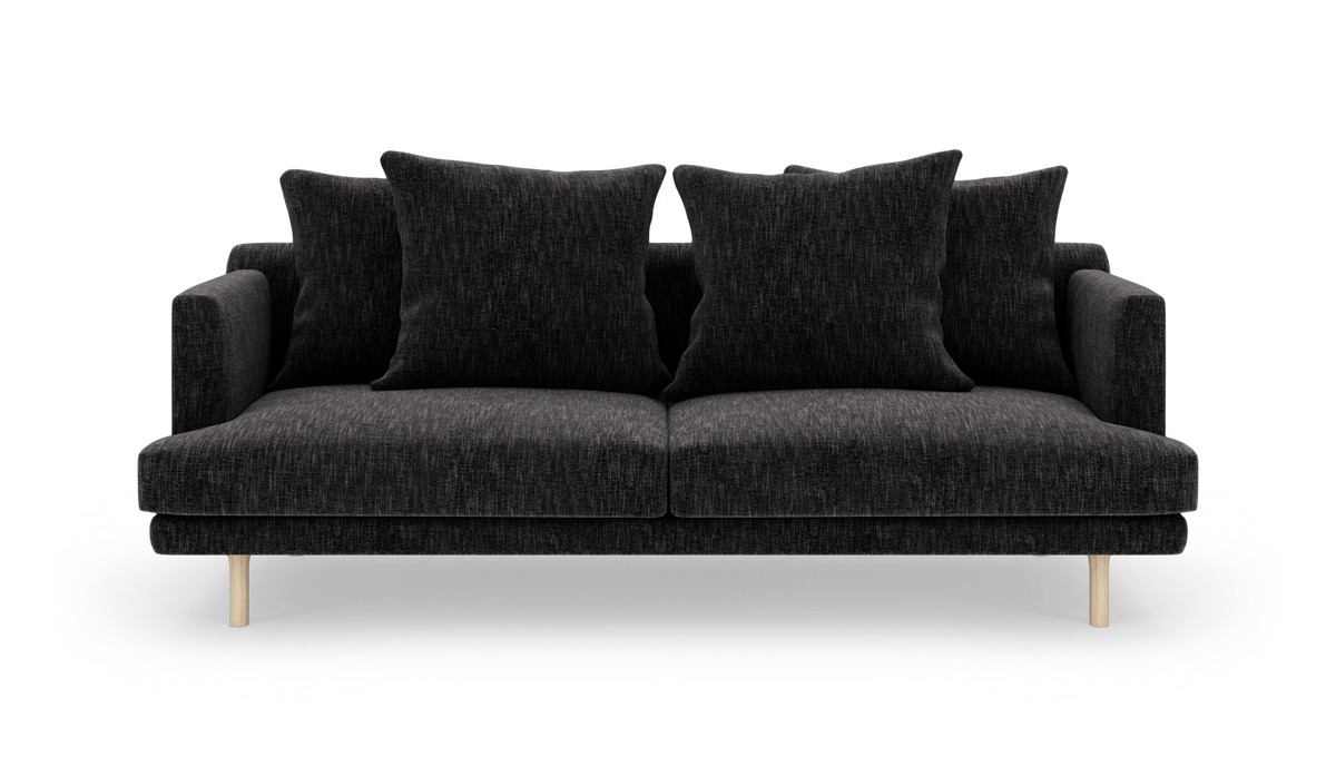 Mørkegrå to-personers sofa med fire store puder og lyse træben, set forfra.