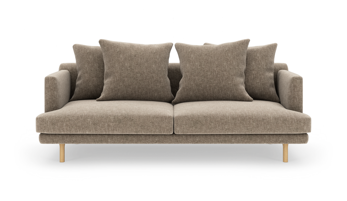 Brun/beige stofsofa med fire store puder, set forfra på lyse træben.