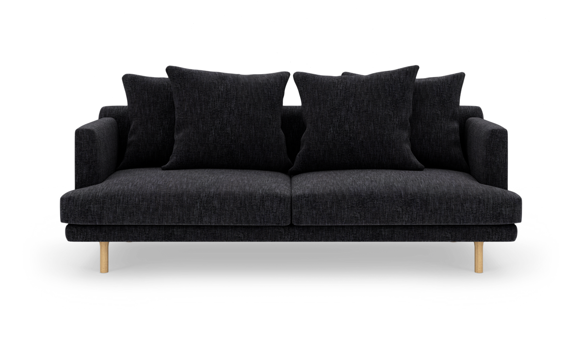 Mørkegrå 2-personers sofa med fire store puder og lyse træben, set forfra på hvid baggrund.