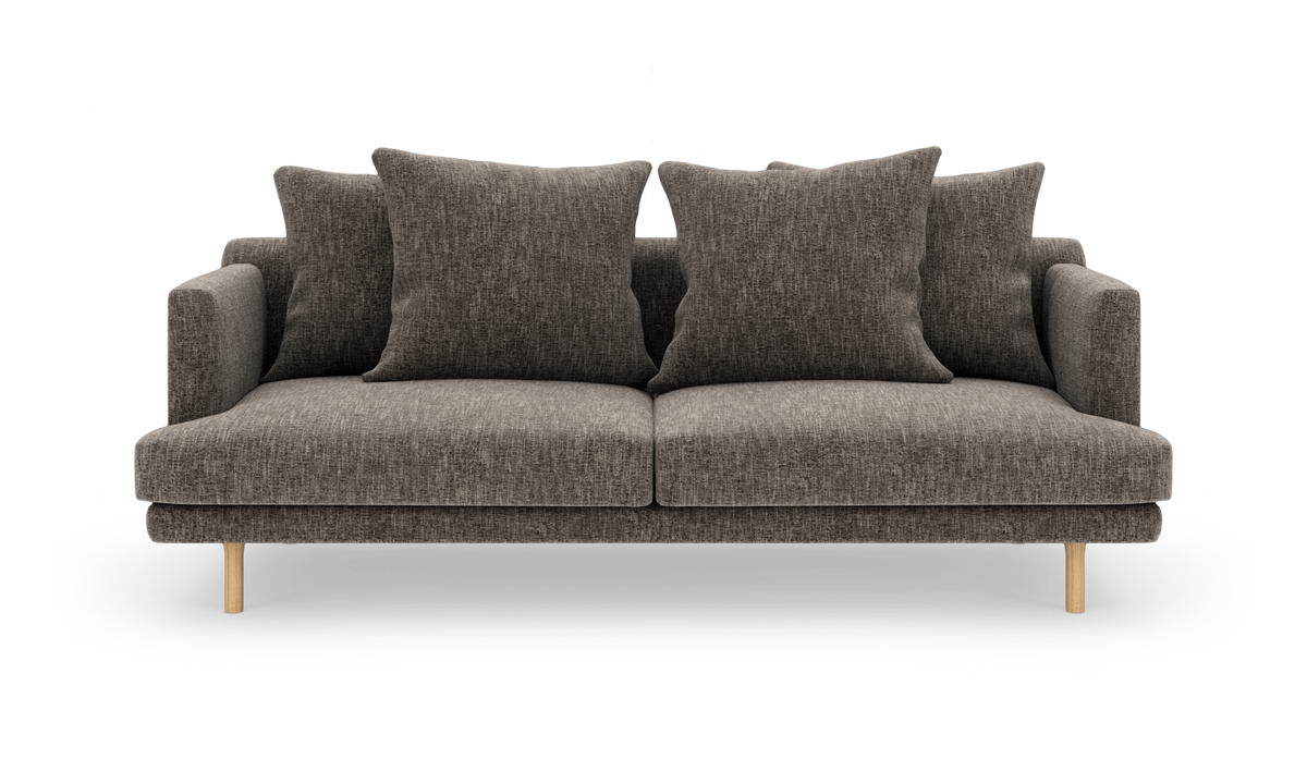 Brungrå 2‑personers sofa med fire store rygpuder og lyse træben, frilagt på hvid baggrund.