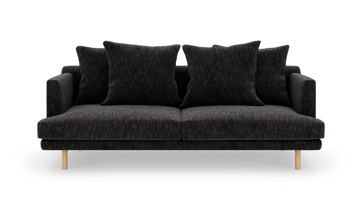 Mørkgrå to-personers sofa med fire store puder og lyse træben, set forfra på hvid baggrund.