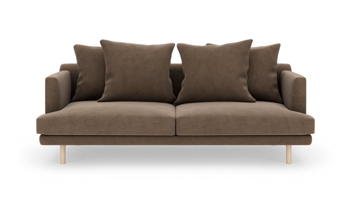 Brun 2-personers sofa med træben og fire store puder, frilagt forfra.