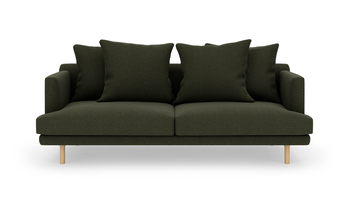 Mørkegrøn 2-personers sofa med fire løse puder og lyse træben, frontvisning på hvid baggrund.