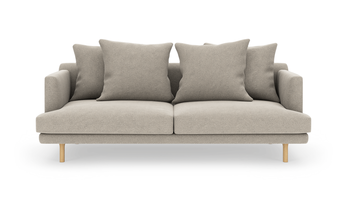 Beige 2-personers sofa med fire store puder og træben, frilagt på hvid baggrund.
