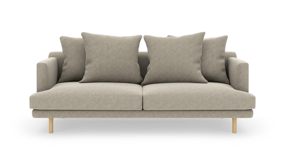 Beige 2-pers sofa med fire løse puder og lyse træben, frilagt på hvid baggrund.